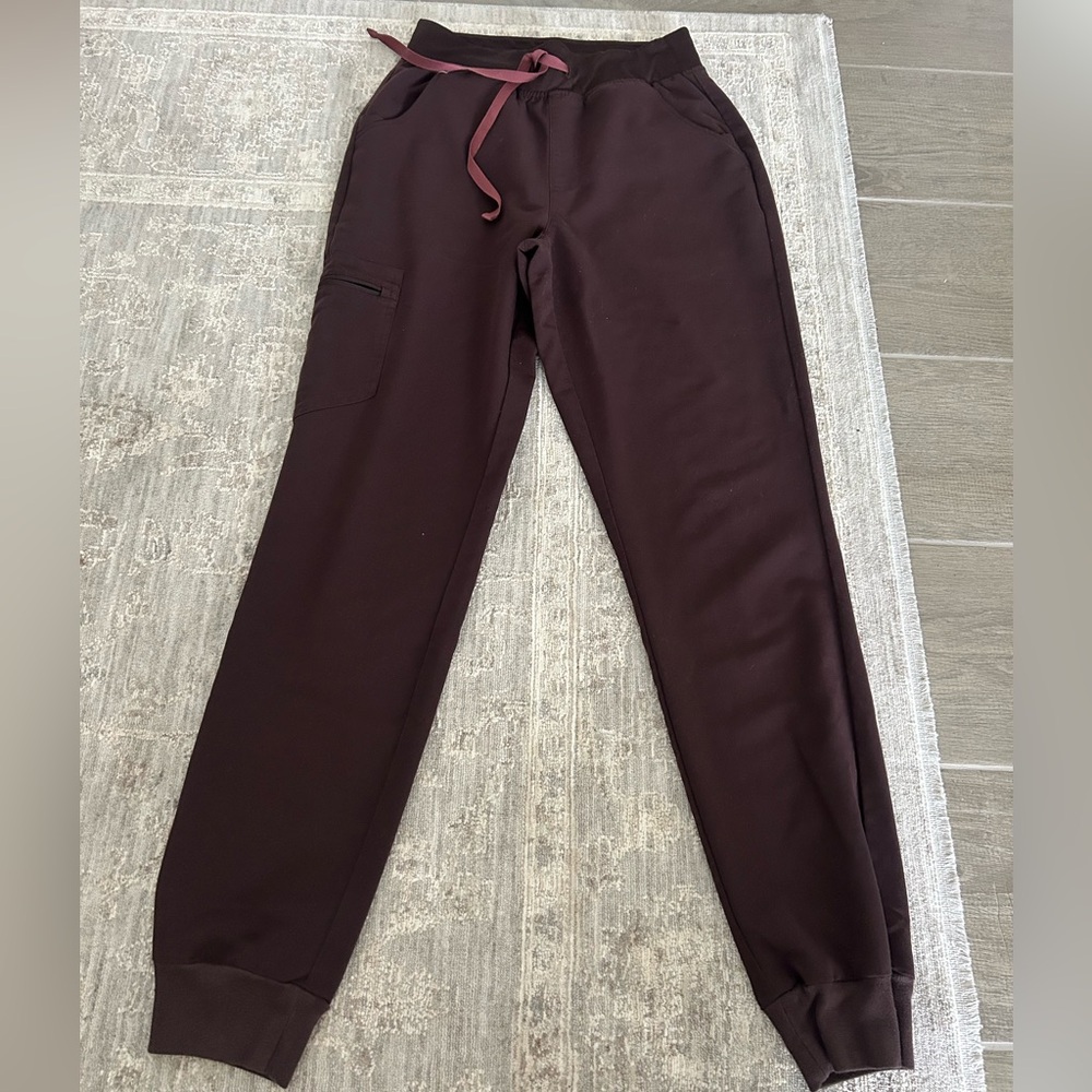 Figs Zamora jogger scrub pants in espresso